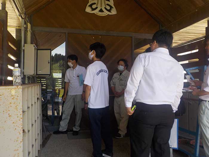 旧沖庭小学校で災害時の連絡電話の使い方を学んでいる様子