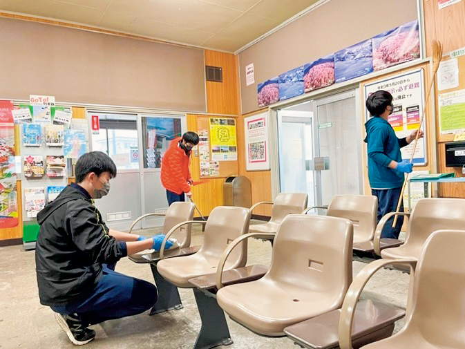 JR小国駅で清掃ボランティアの様子1