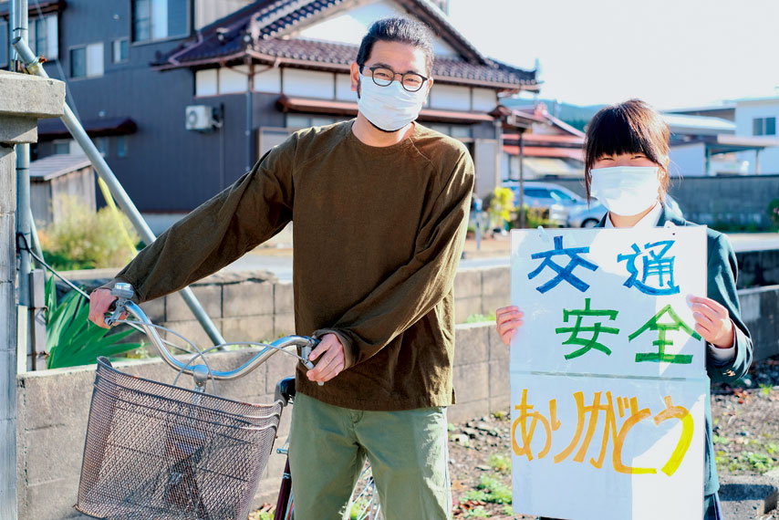 高校前の国道113号の横断歩道で手作りのパネル（写真）を掲げている様子1