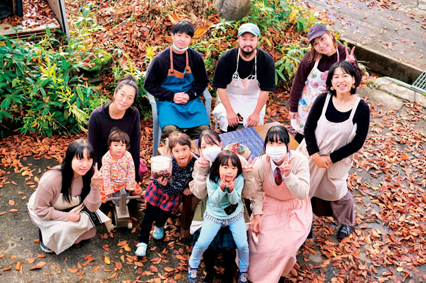 高校生一日限定カフェでの集合写真