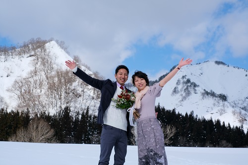 元地域おこし協力隊の根本俊輔さんと元緑のふるさと協力隊の千田有実子さんのツーショット写真