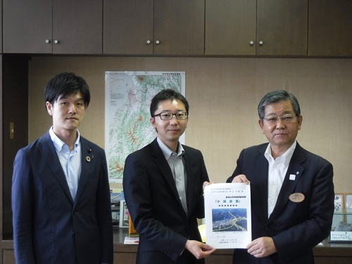 橋本裕樹山形河川国道事務所長への要望書提出状況の写真