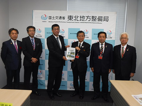 稲田雅裕東北地方整備局長への要望書提出状況の写真