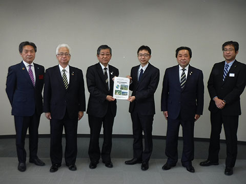 橋本裕樹山形河川国道事務所長への要望書提出状況の写真