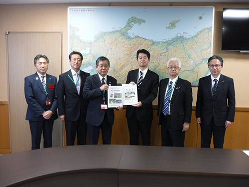 岡村次郎北陸地方整備局長への要望書提出状況の写真