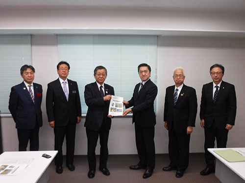 長田英和羽越河川国道事務所長への要望書提出状況の写真