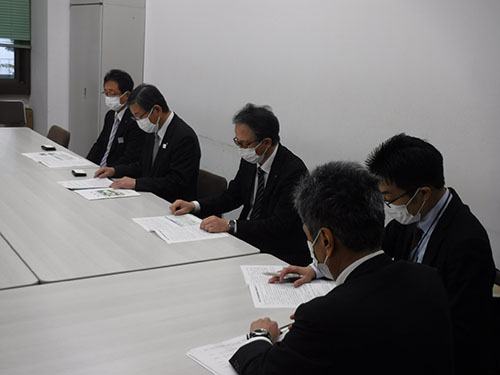 奥　達雄財務省主計局次長との懇談状況の写真