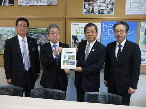 村山一弥国土交通省道路局長への要望書提出状況の写真
