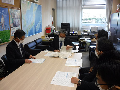 村山一弥国土交通省道路局長との懇談状況の写真