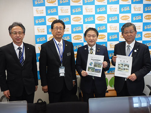 芳賀道也参議院議員（山形県選挙区、無所属）への要望書提出状況の写真
