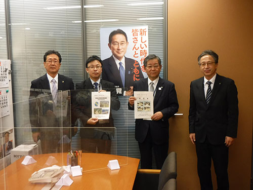 遠藤利明衆議院議員（山形1区、自民）国会事務所への要望書提出状況の写真