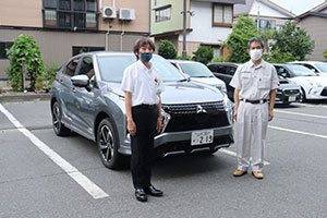 受け取っている様子の写真