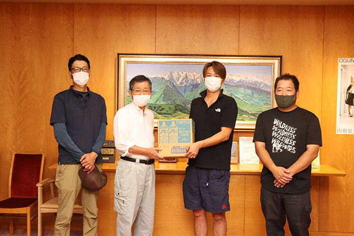 受け取っている様子の写真