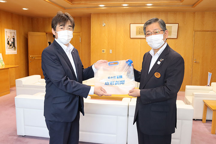 受け取っている様子の写真