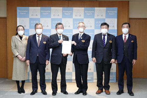 政策提言評価報告書の提出の様子