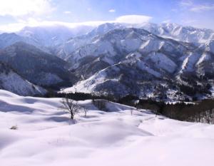 冬　雪の飯豊・朝日両連峰を見渡す写真