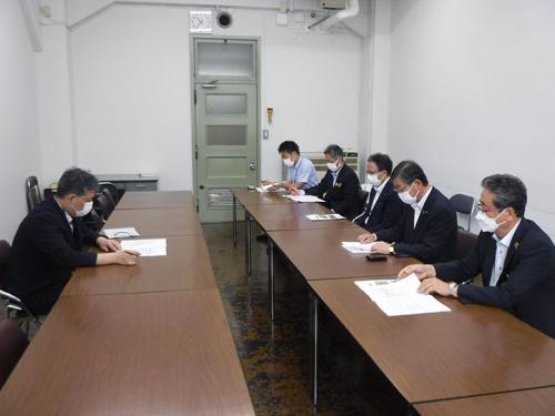 坂本成範 財務省主計局主計官との懇談状況の様子