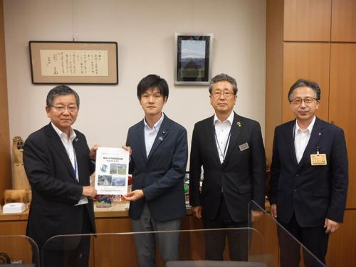 鈴木憲和 衆議院議員（山形2区、自民）への要望書提出状況の様子
