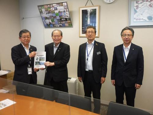 佐藤信秋 参議院議員（比例全国区、自民）への要望書提出状況の様子