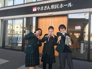 審査会場前で担当者の集合写真