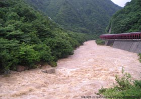 赤芝峡を濁流が襲う写真2