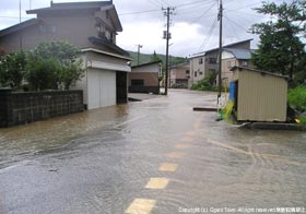 水路から水があふれ出した岩井沢地内の道路の写真