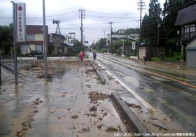 小国小坂町の国道113号は土砂がたまったの写真