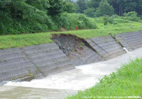 激流により削り取られた北地内の河岸の写真