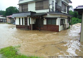 大宮地内の家屋に濁流が迫る写真