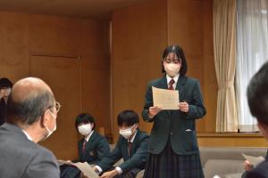 抱負を述べる高校生