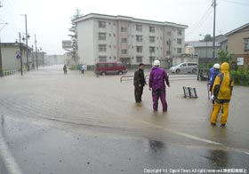 水路から水があふれ出した駅前の写真