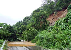 法面が崩落したことにより通行不能となった町道松岡大石線の写真