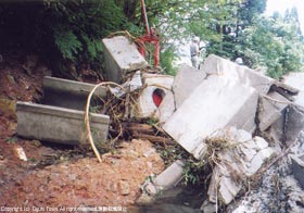 設備が崩壊した井の下幹線用水路の写真