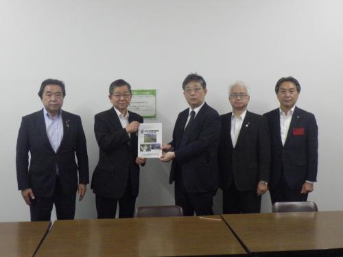 坂本成範 財務省主計局主計官への要望書提出状況の様子