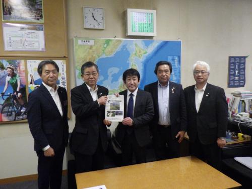 丹羽克彦 国土交通省道路局長への要望書提出状況の様子
