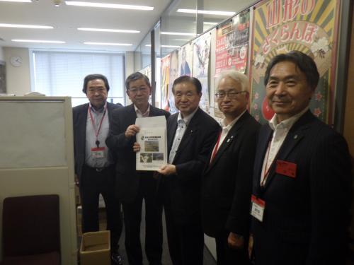 遠藤利明 衆議院議員（山形1区、自民）への要望書提出状況の様子