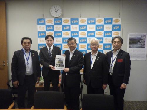 芳賀道也 参議院議員（山形県選挙区、無所属）国会事務所への要望書提出状況の様子