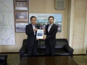 橋本裕樹山形河川国道事務所長への要望書提出状況