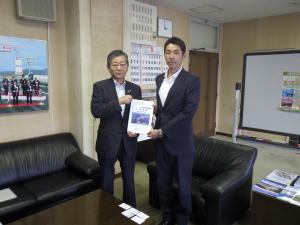 森田裕介山形河川国道事務所長への要望書提出状況