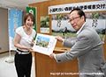 「小国町白い森観光大使」に女優の奈美悦子さん就任の写真