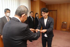 5月11日には提案者の勝見さんに記念品贈呈が行われました