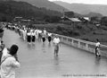 津川村合併記念大運動会で町内パレード（赤坂橋）の写真