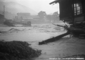 右岸がもぎとられた小国大橋の写真