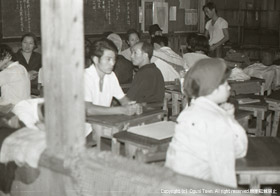 小国中学校に避難した人びとの写真
