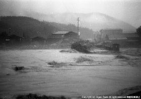 右岸がもぎとられた小国大橋の写真