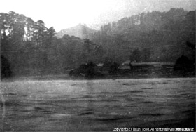 県社山下、五百刈付近にはん濫する洪水の写真