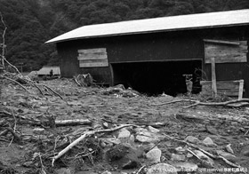 土砂が押し寄せた倉庫の写真