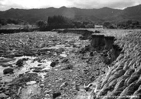 大きくえぐりとられた町原地内の水田の写真