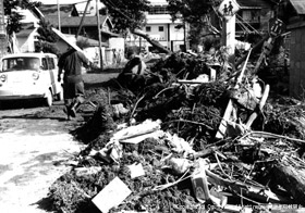 小学校前本町通りに積み上げられた土砂の写真