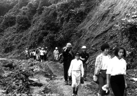 災害直後、徒歩で飯豊町方面へ向かう人びとの写真